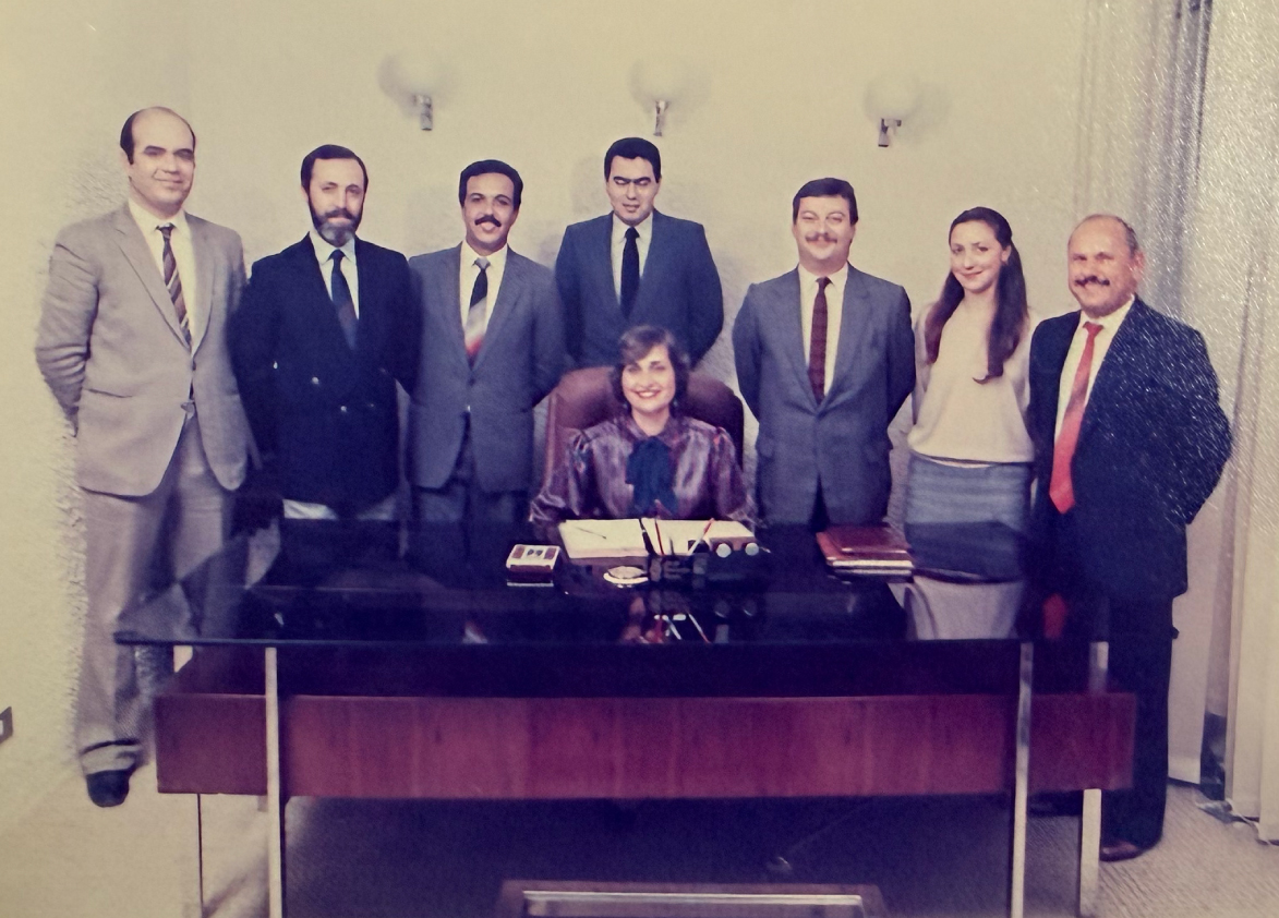 1987 : Photo de groupe de l'équipe de l'agence El Mechtel à l'occasion de son inauguration. Chef d'agence : Mme Hedia BEN MESSAOUD.
